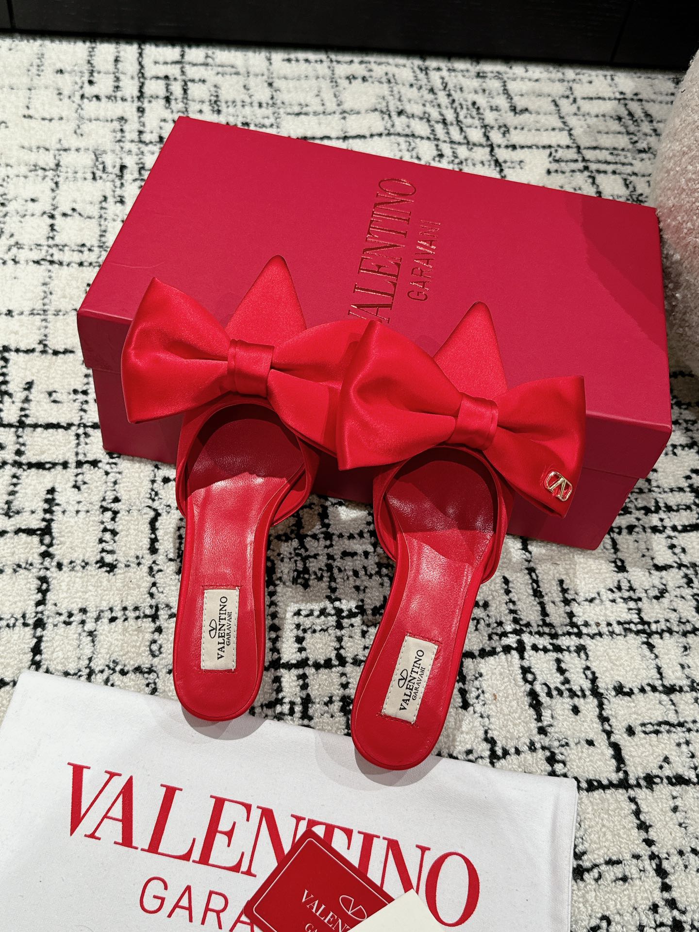 HIGH MULE IN CHERRY RED SILK