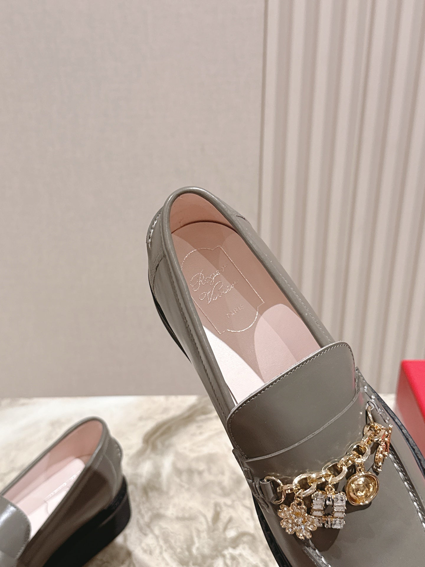ROGER VIVIER 25S RANGERS CHAIN LOAFER IN GRAY CALFSKIN