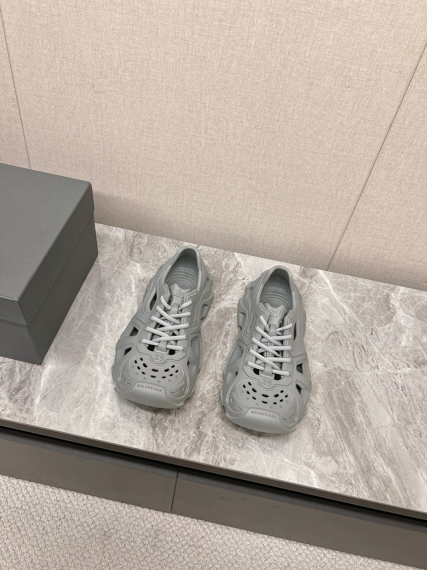 SNEAKERS IN FRIAR GRAY RUBBER