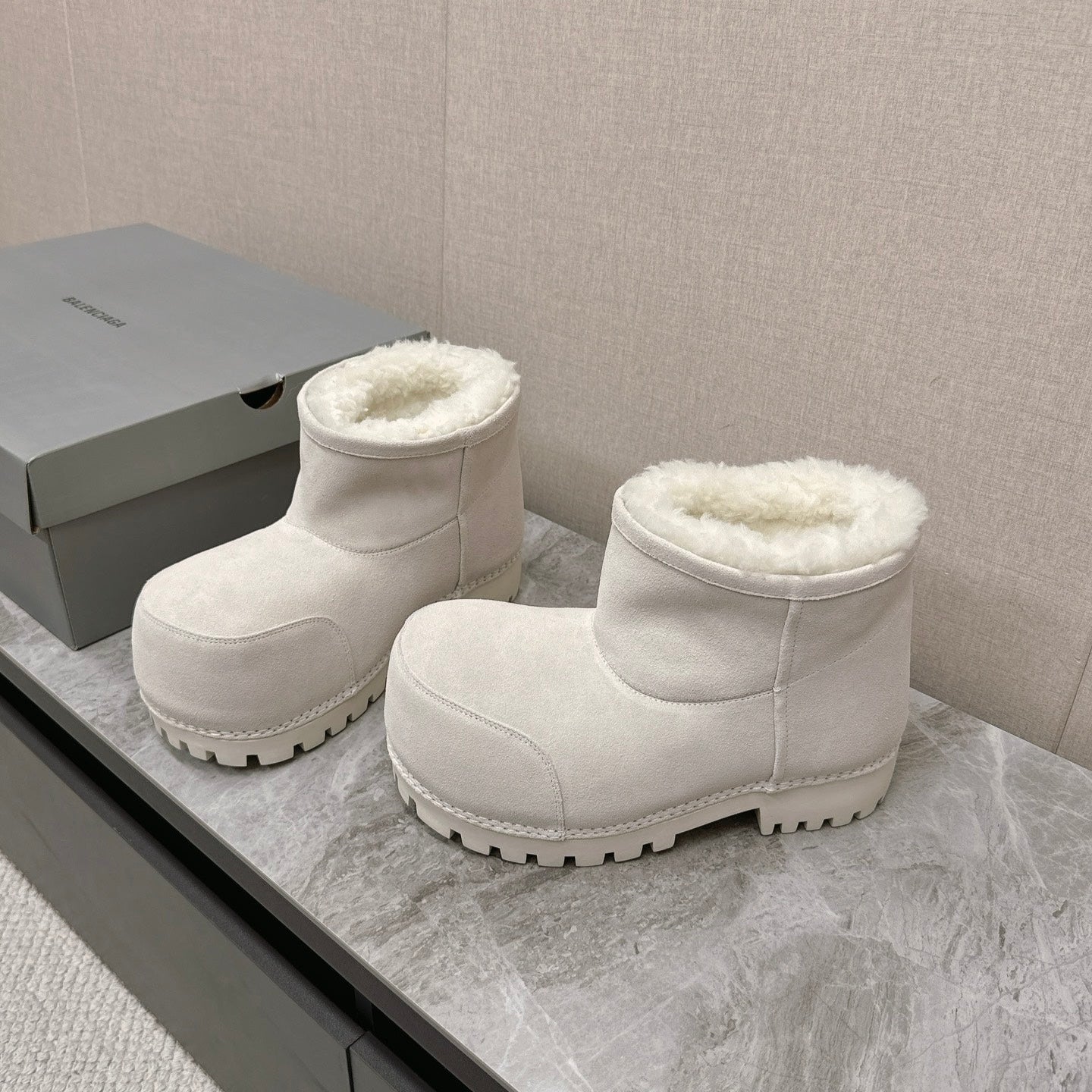 ALASKA BOOTIE IN WHITE SUEDE AND WOOL LINING