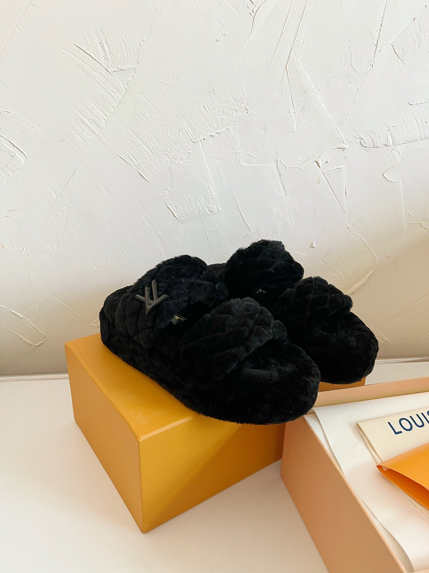 LV SUNSET PLATFORM COMFORT MULE IN BLACK SHEARLING