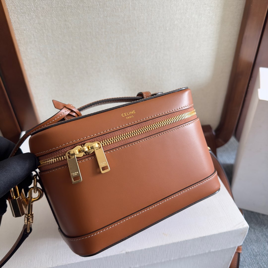 VANITY 18 IN SADDLE BROWN SMOOTH CALFSKIN GOLD HARDWARE