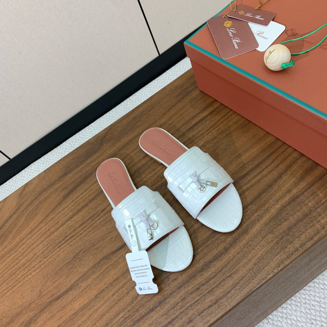 LP OSTRICH-EMBOSSED FLAT SANDALS 25S IN WHITE LAMBSKIN