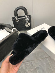 THICK-SOLED SLIPPER IN BLACK LAMB FUR