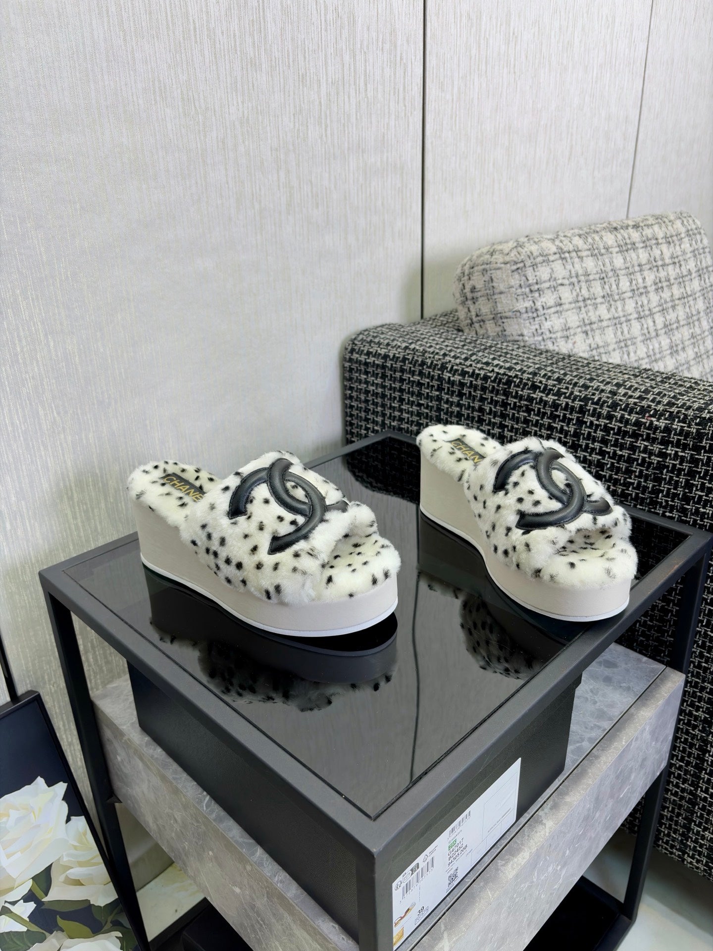 CHANEL 26S PLATFORM SLIDE SANDALS IN WHITE SHEARLING AND BLACK CC LOGO SQUARE TOE
