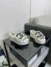CHANEL 26S PLATFORM SLIDE SANDALS IN WHITE SHEARLING AND BLACK CC LOGO SQUARE TOE