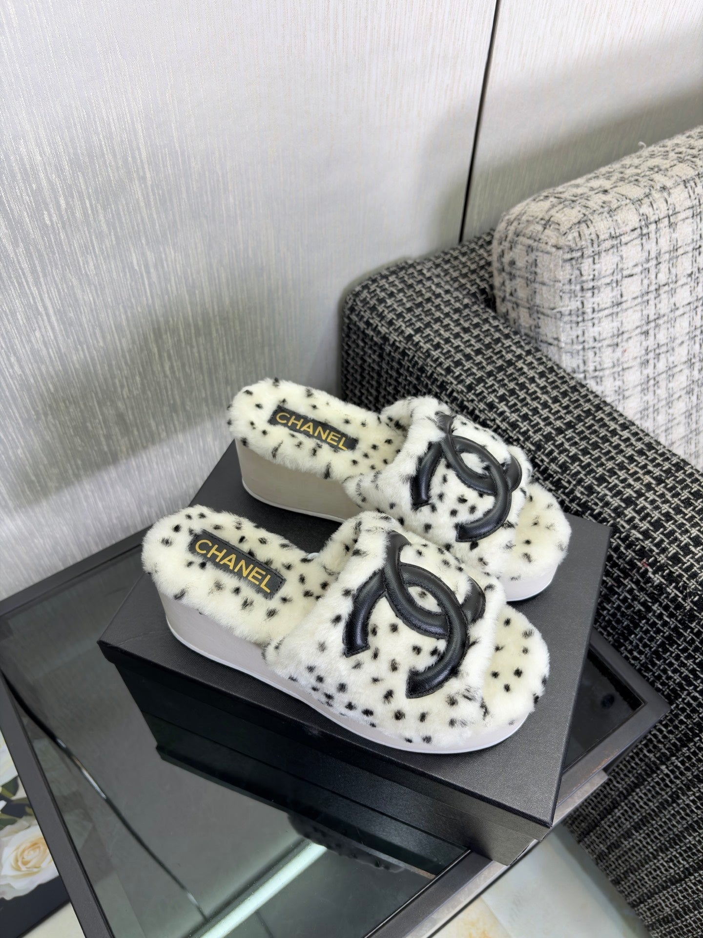 CHANEL 26S PLATFORM SLIDE SANDALS IN WHITE SHEARLING AND BLACK CC LOGO SQUARE TOE