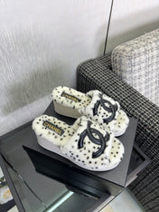 CHANEL 26S PLATFORM SLIDE SANDALS IN WHITE SHEARLING AND BLACK CC LOGO SQUARE TOE