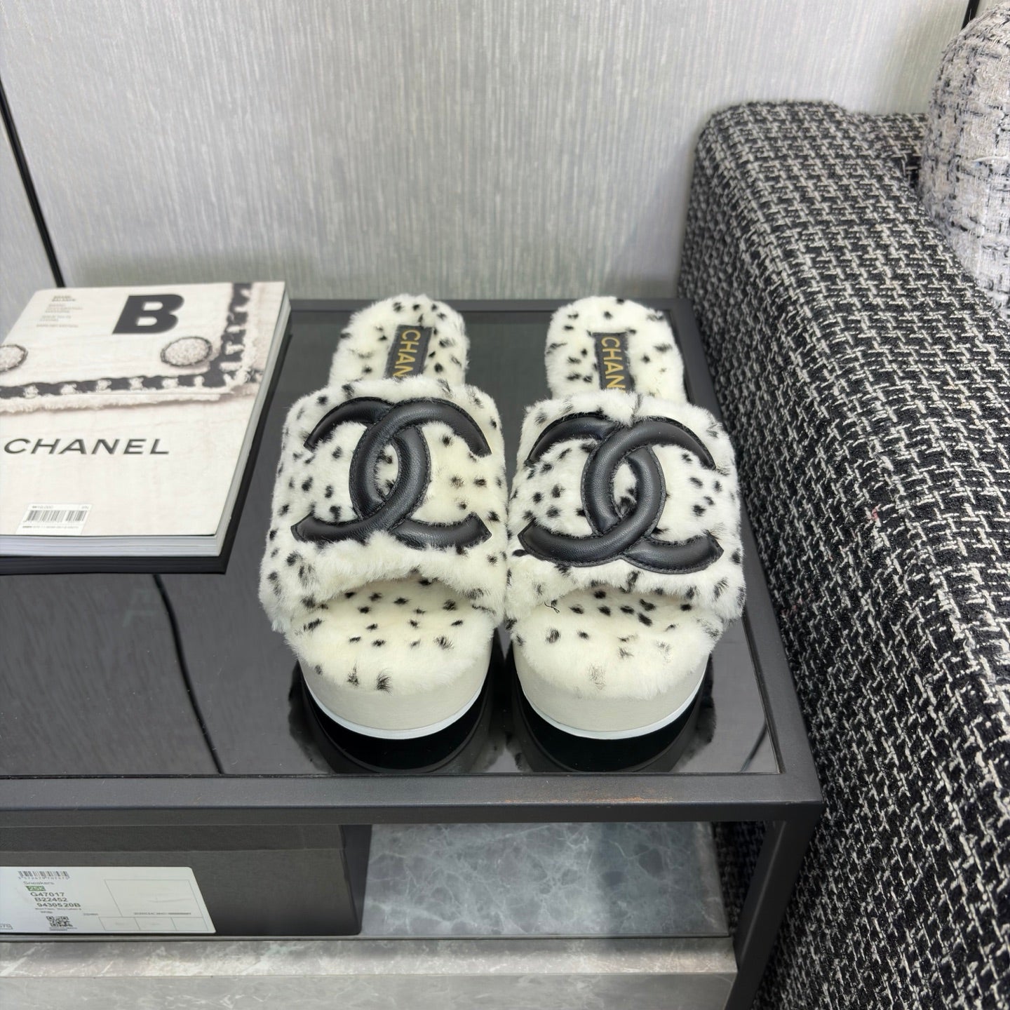 CHANEL 26S PLATFORM SLIDE SANDALS IN WHITE SHEARLING AND BLACK CC LOGO SQUARE TOE