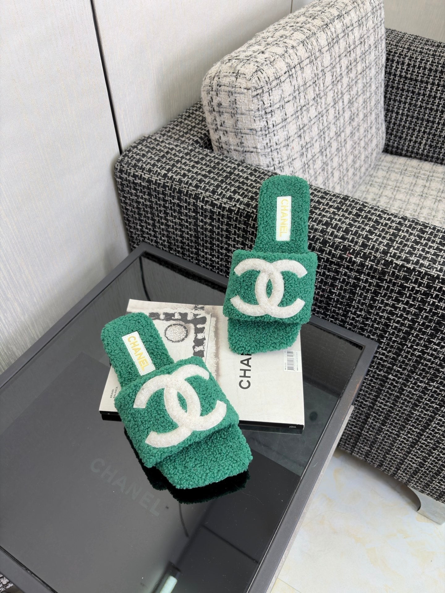 CHANEL 26S SLIDE SANDALS IN GREEN AND WHITE SHEARLING SQUARE TOE