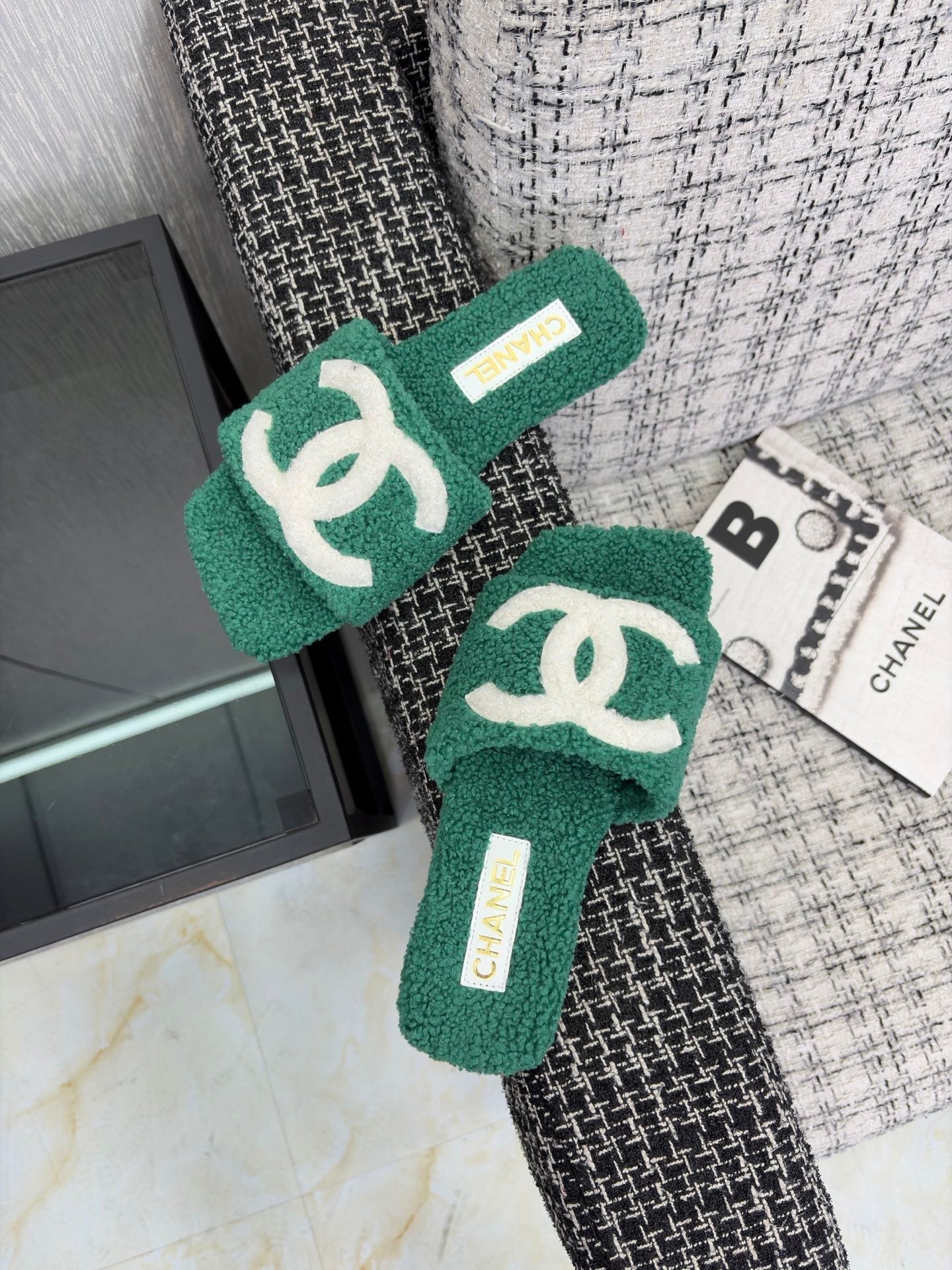 CHANEL 26S SLIDE SANDALS IN GREEN AND WHITE SHEARLING SQUARE TOE