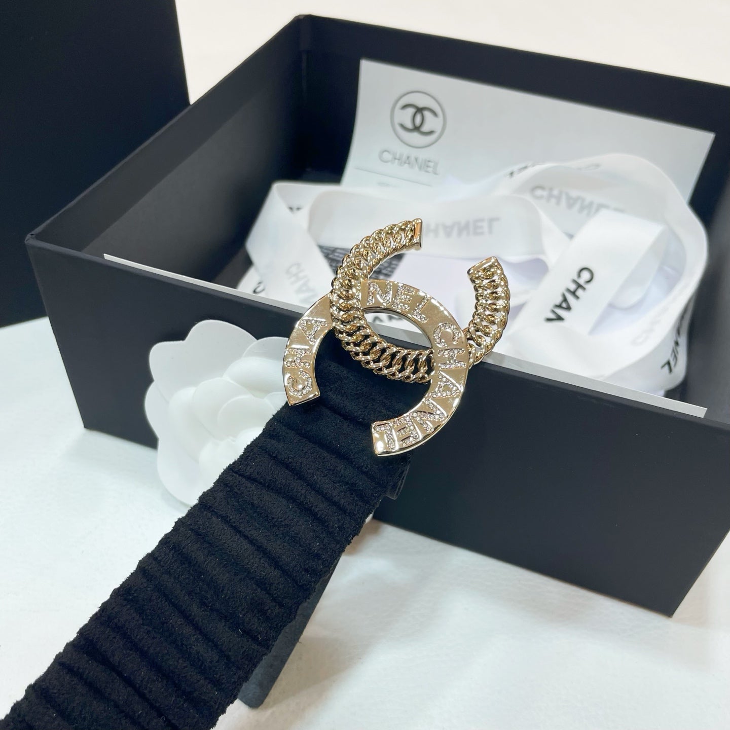DOUBLE CC 30MM STRETCH BELT IN BLACK SUEDUE WITH GOLD CHAIN BUCKLE CRYSTAL DETAIL