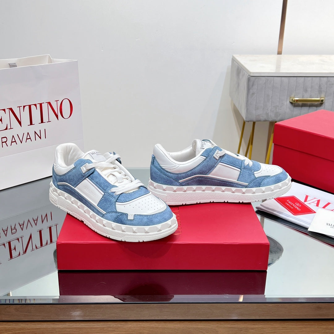 VALENTINO 25S GARAVANI FREEDOTS SNEAKERS IN WHITE LAMBSKIN AND BLUE DENIM