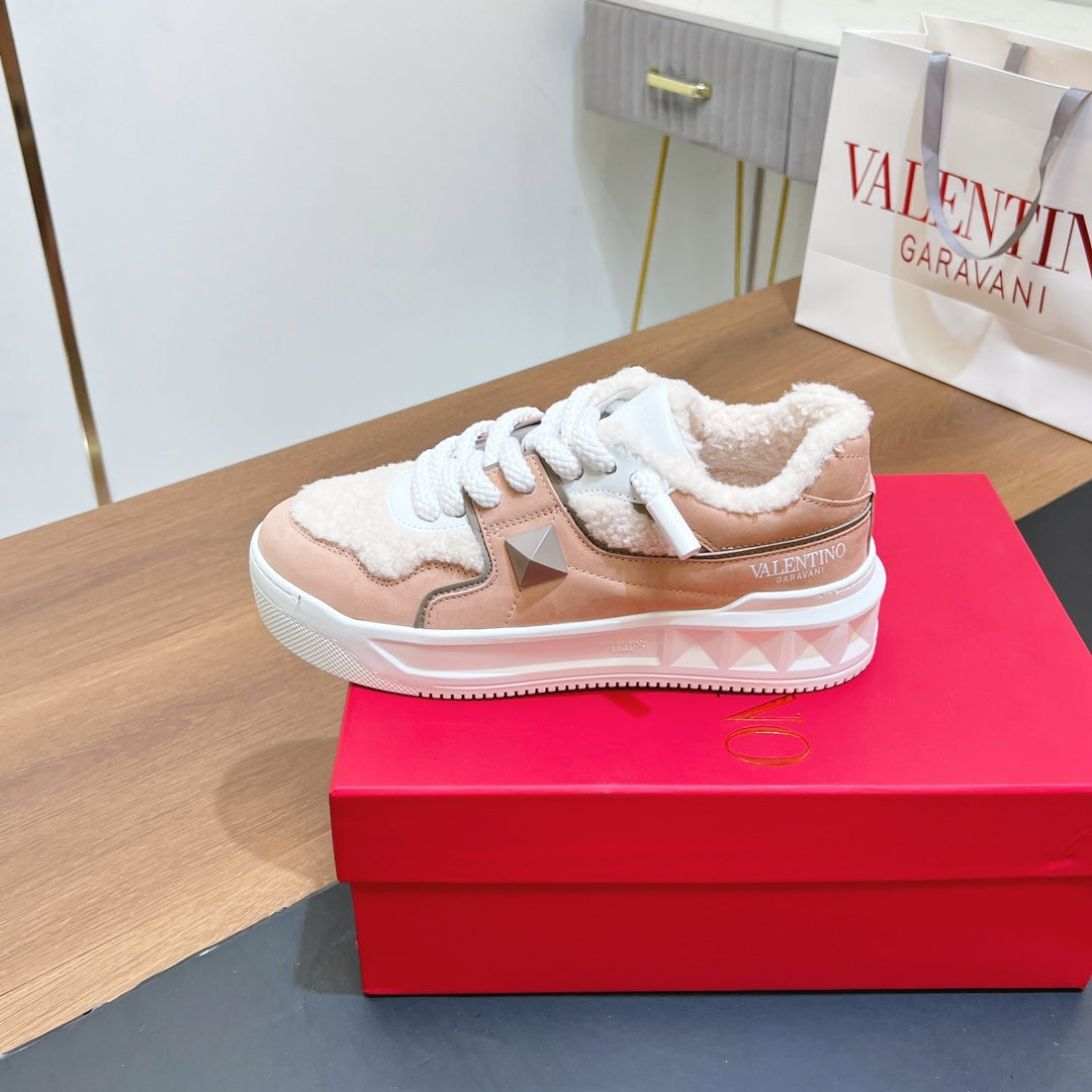 VALENTINO 25S GARAVANI ONE STUD XL PLATFORM SNEAKERS IN LIGHT PINK LAMBSKIN AND WOOL