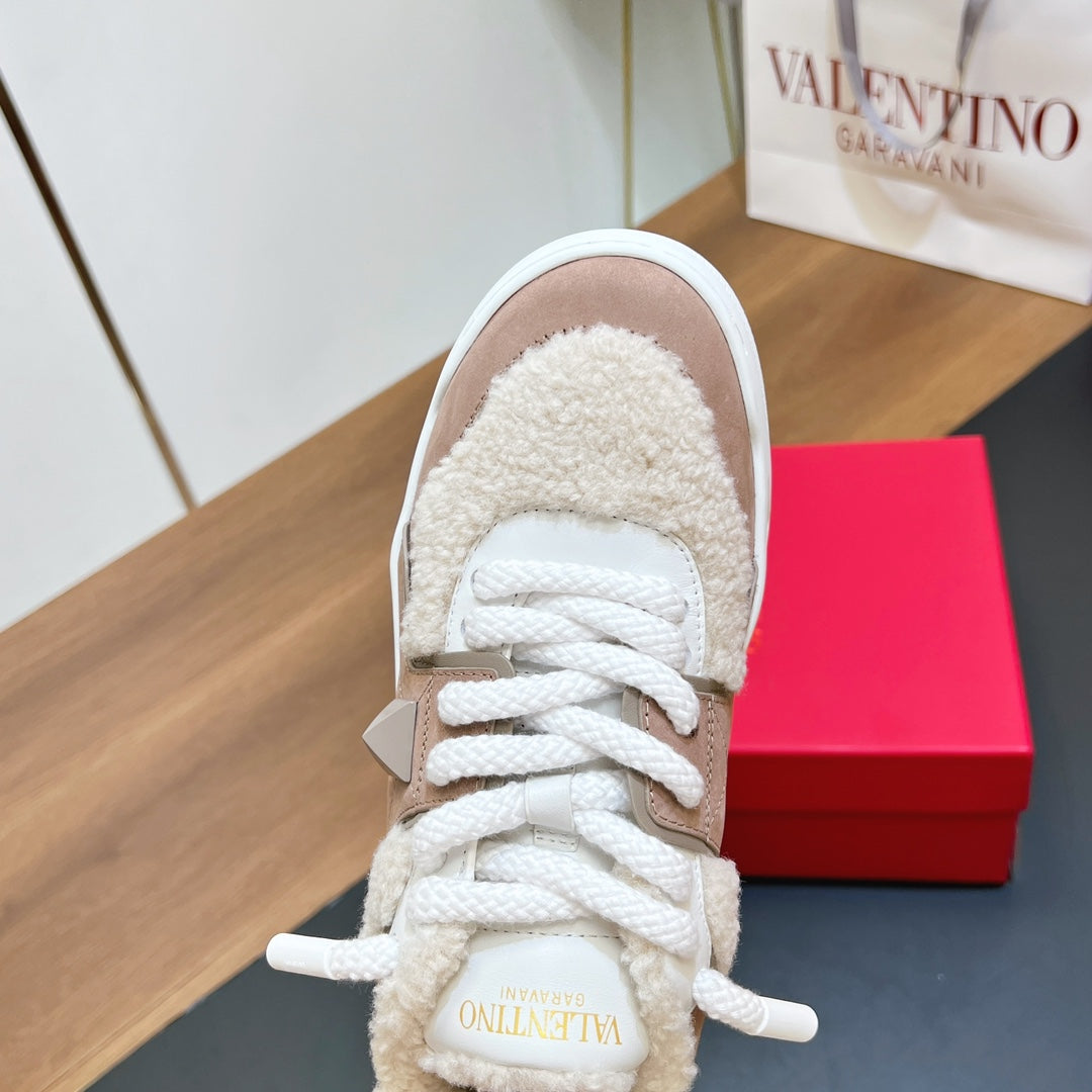 VALENTINO 25S GARAVANI ONE STUD XL PLATFORM SNEAKERS IN LIGHT PINK SUEDE AND CREAM WHITE WOOL