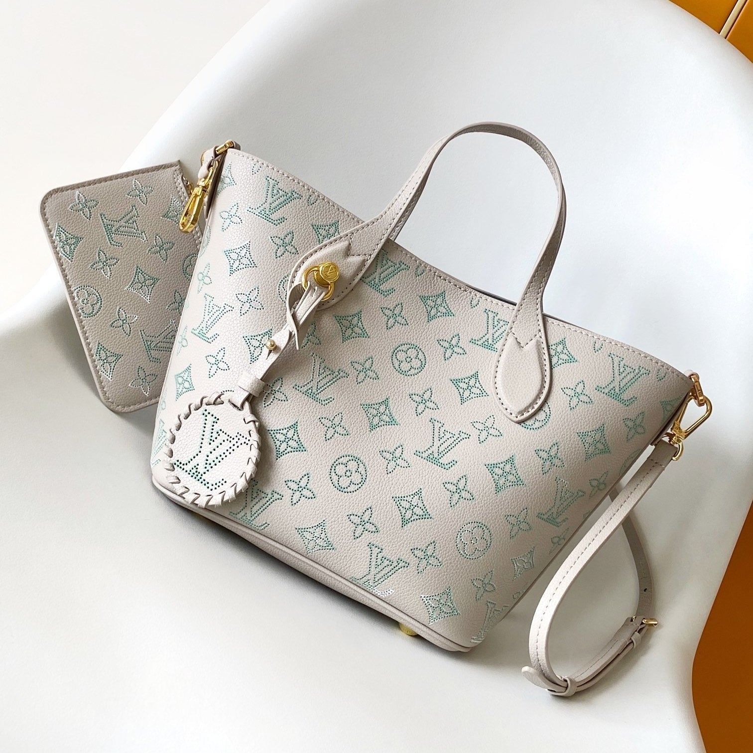 BLOSSOM 20 IN LIGHT BEIGE MAHINA CALFSKIN