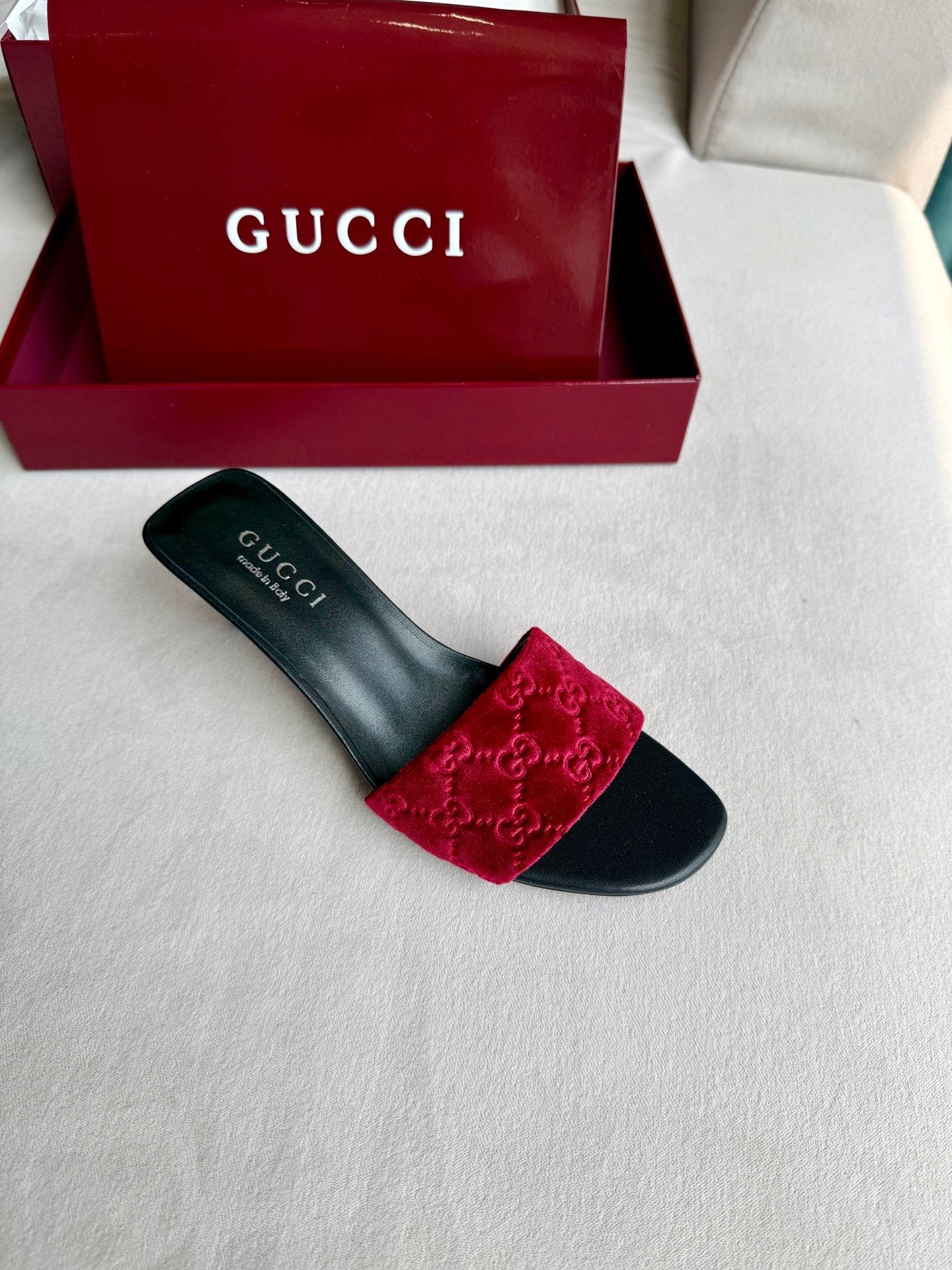 GUCCI 26S SLIDE SANDALS 55 MM IN DARK RED VELVET