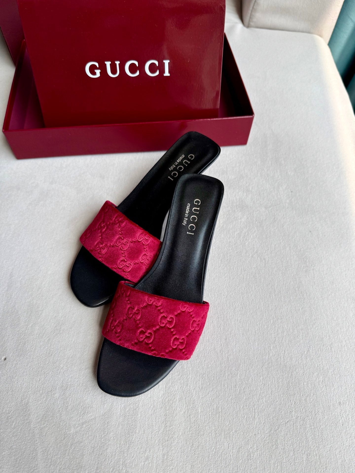 GUCCI 26S SLIDE SANDALS 55 MM IN DARK RED VELVET