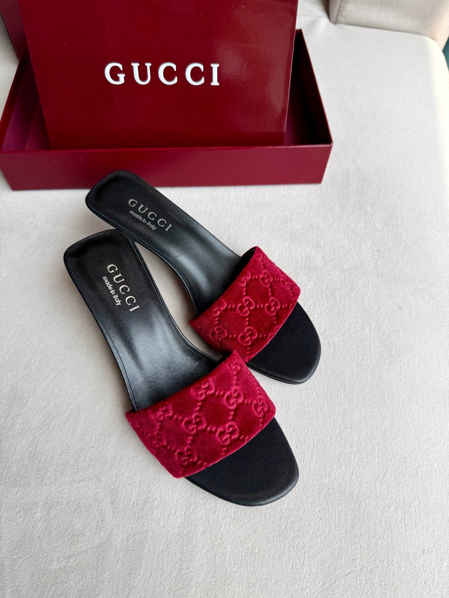 GUCCI 26S SLIDE SANDALS 55 MM IN DARK RED VELVET