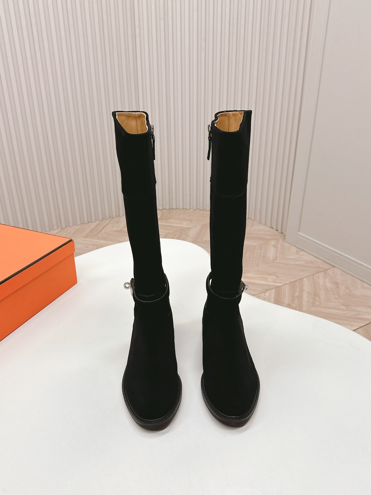 KNEE HIGH BOOTS IN BLACK SUEDE WITH SILVER BUCKLE