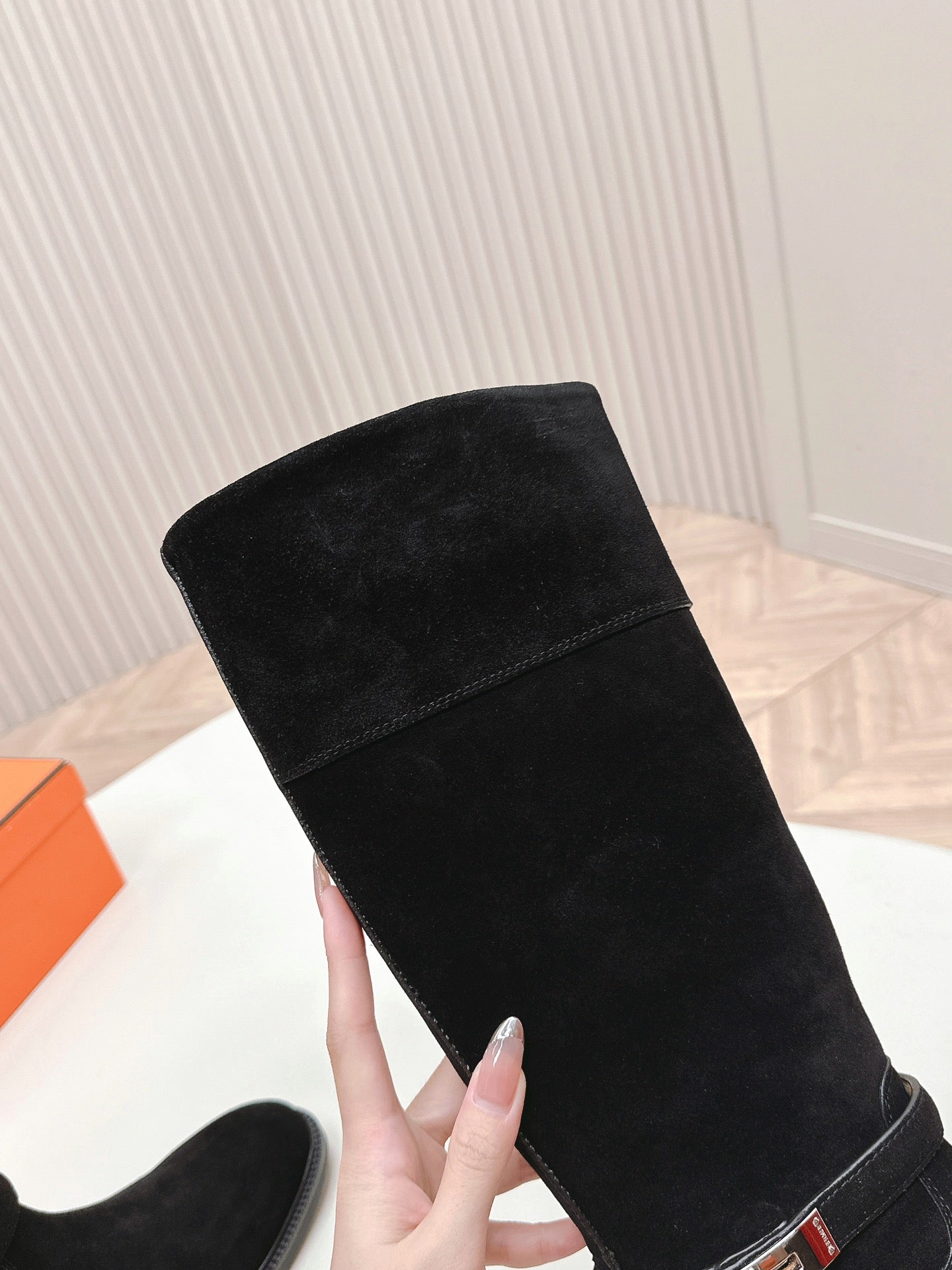 KNEE HIGH BOOTS IN BLACK SUEDE WITH SILVER BUCKLE
