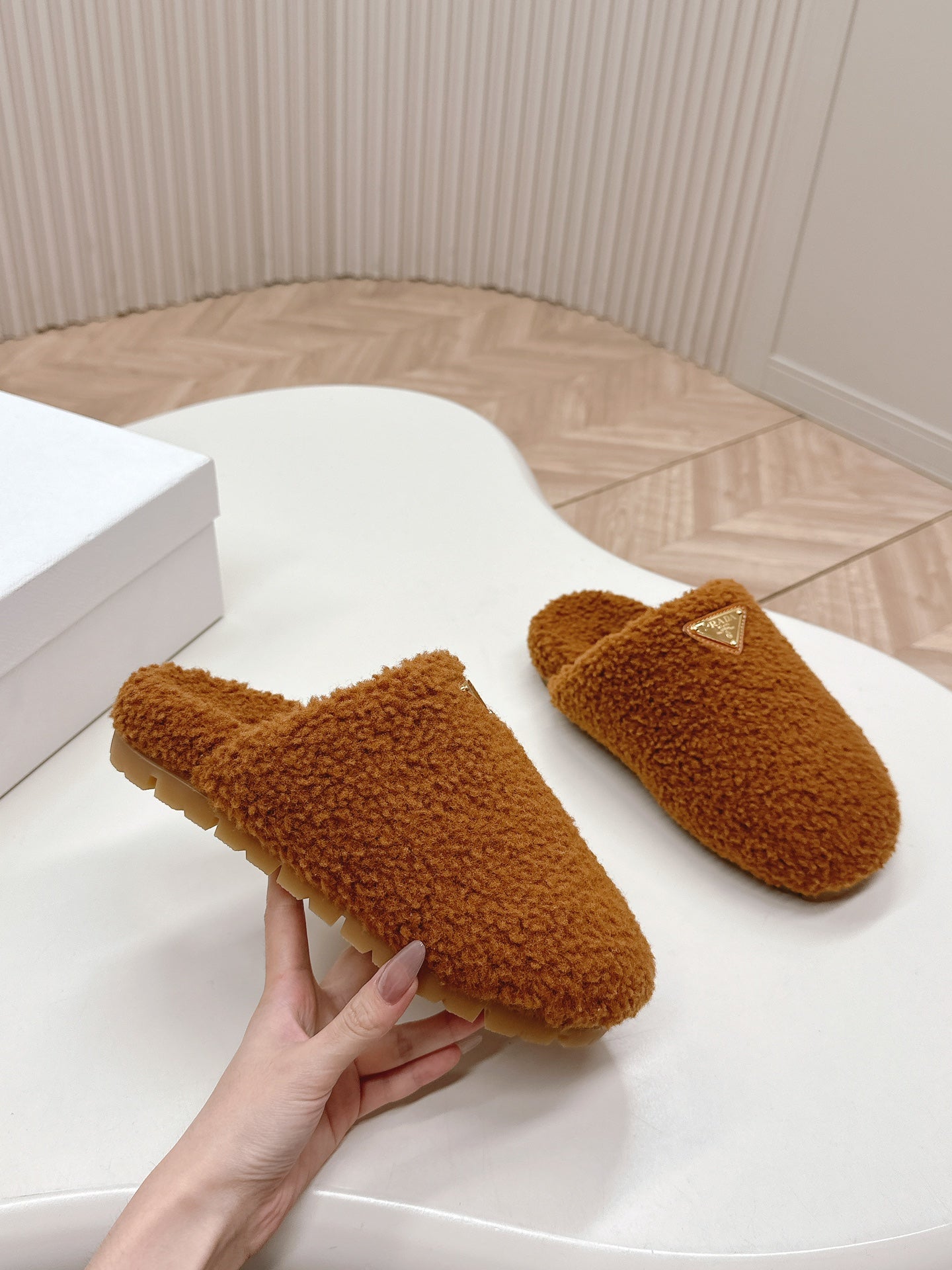 MULES ATTACHED TRIANGLE LOGO IN BRONZE BROWN SHEARLING