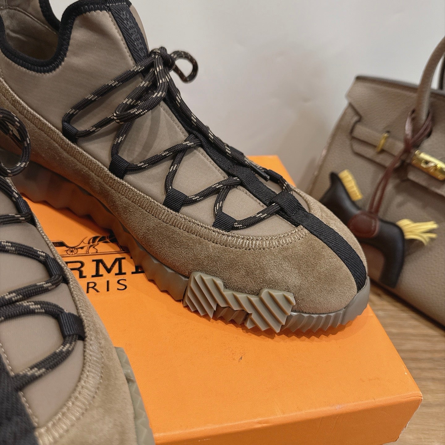 HM 26S BICOASTAL SNEAKERS IN GREYISH BEIGE SUEDE AND FABRIC