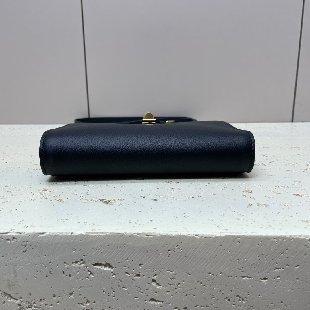 16 STRAP POCHETTE 18 IN BLACK SUPPLE CALFSKIN GOLD HARDWARE