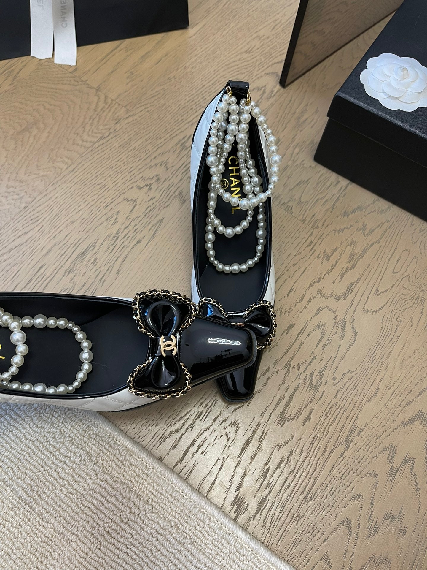 HIGH HEEL 8 CM IN WHITE MIX BLACK CALFSKIN WITH PEARL CHAIN