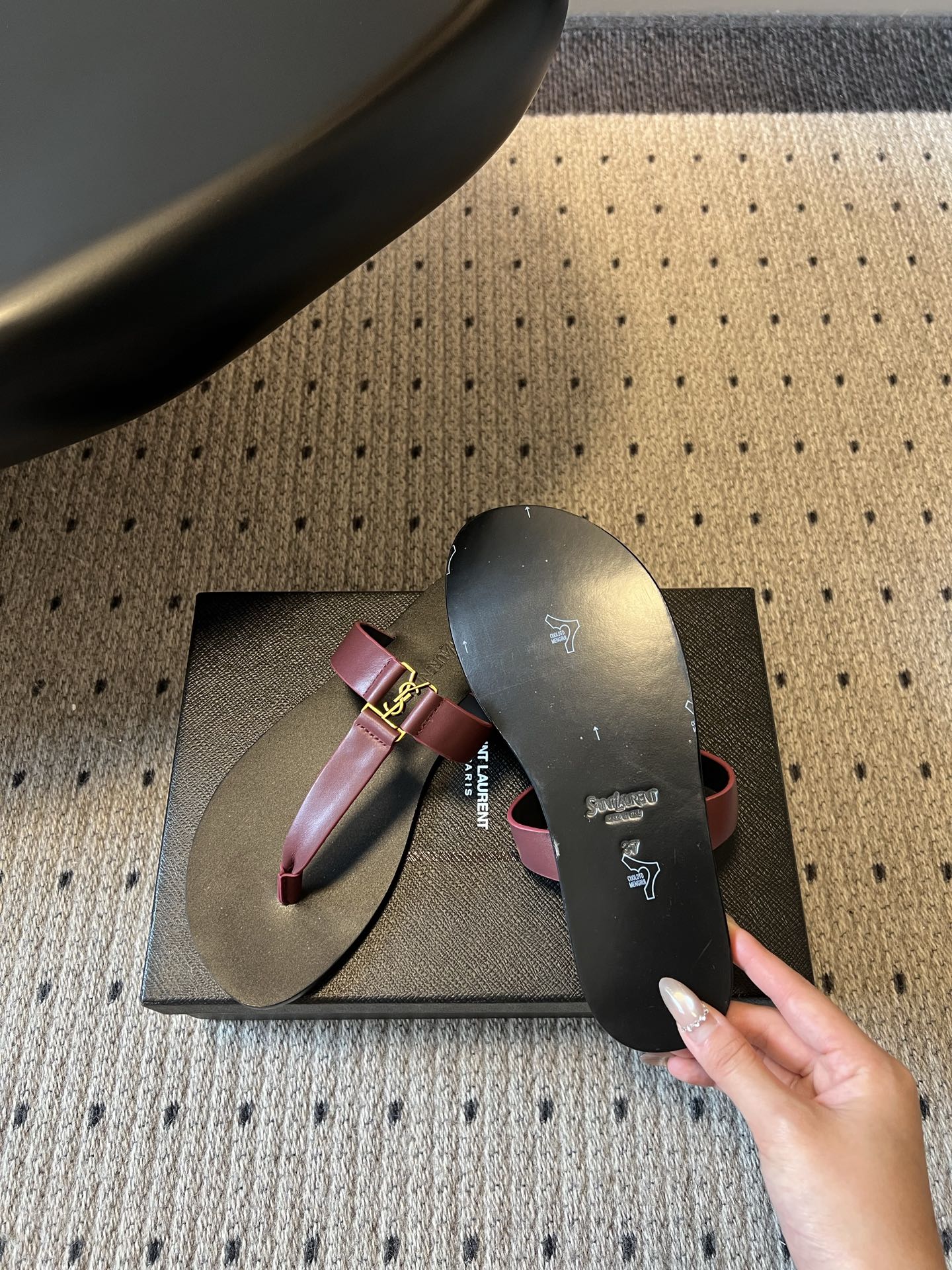 YSL 26S THONG SANDALS IN DARK RED AND BLACK SHINY CALFSKIN
