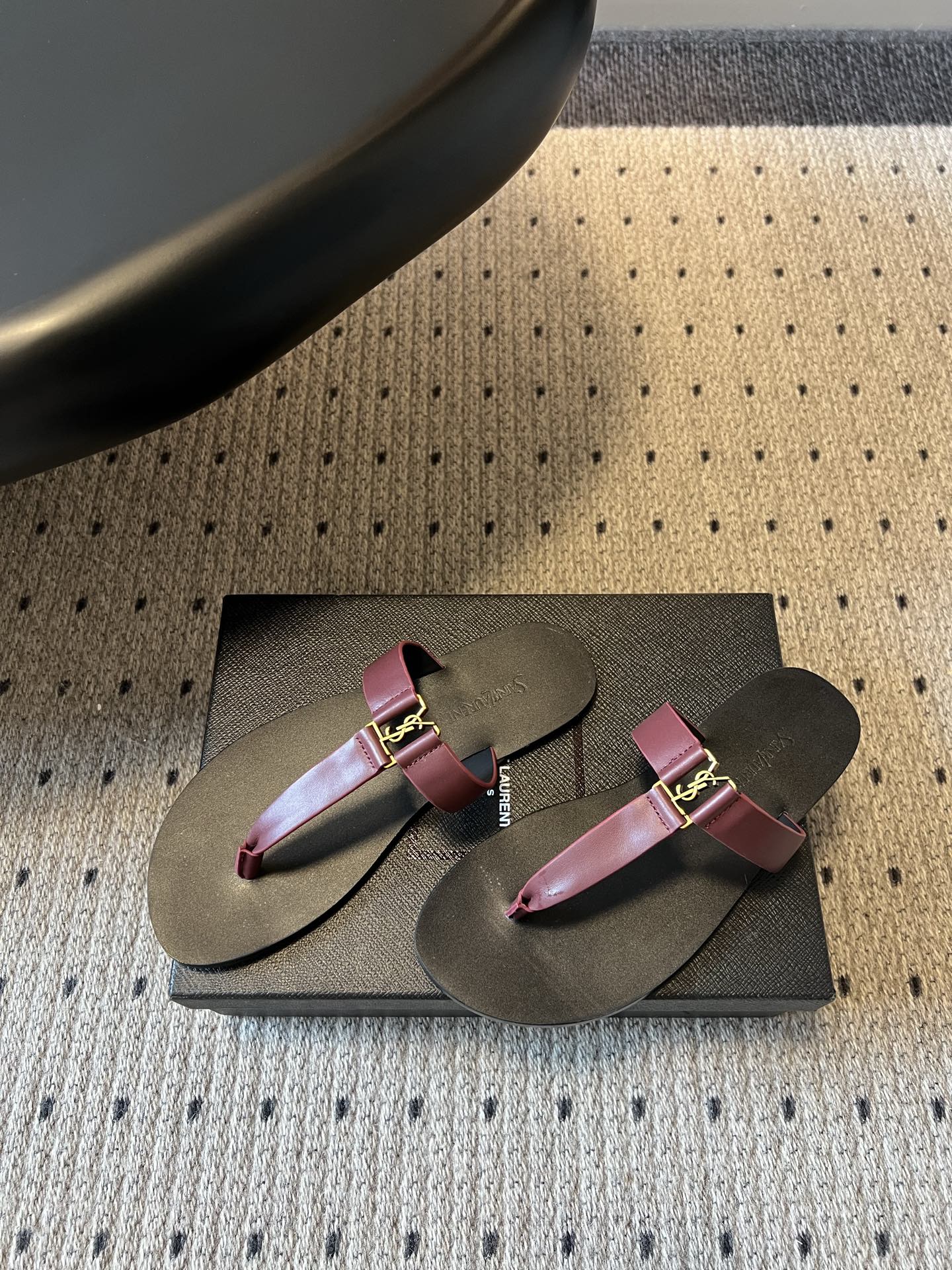 YSL 26S THONG SANDALS IN DARK RED AND BLACK SHINY CALFSKIN