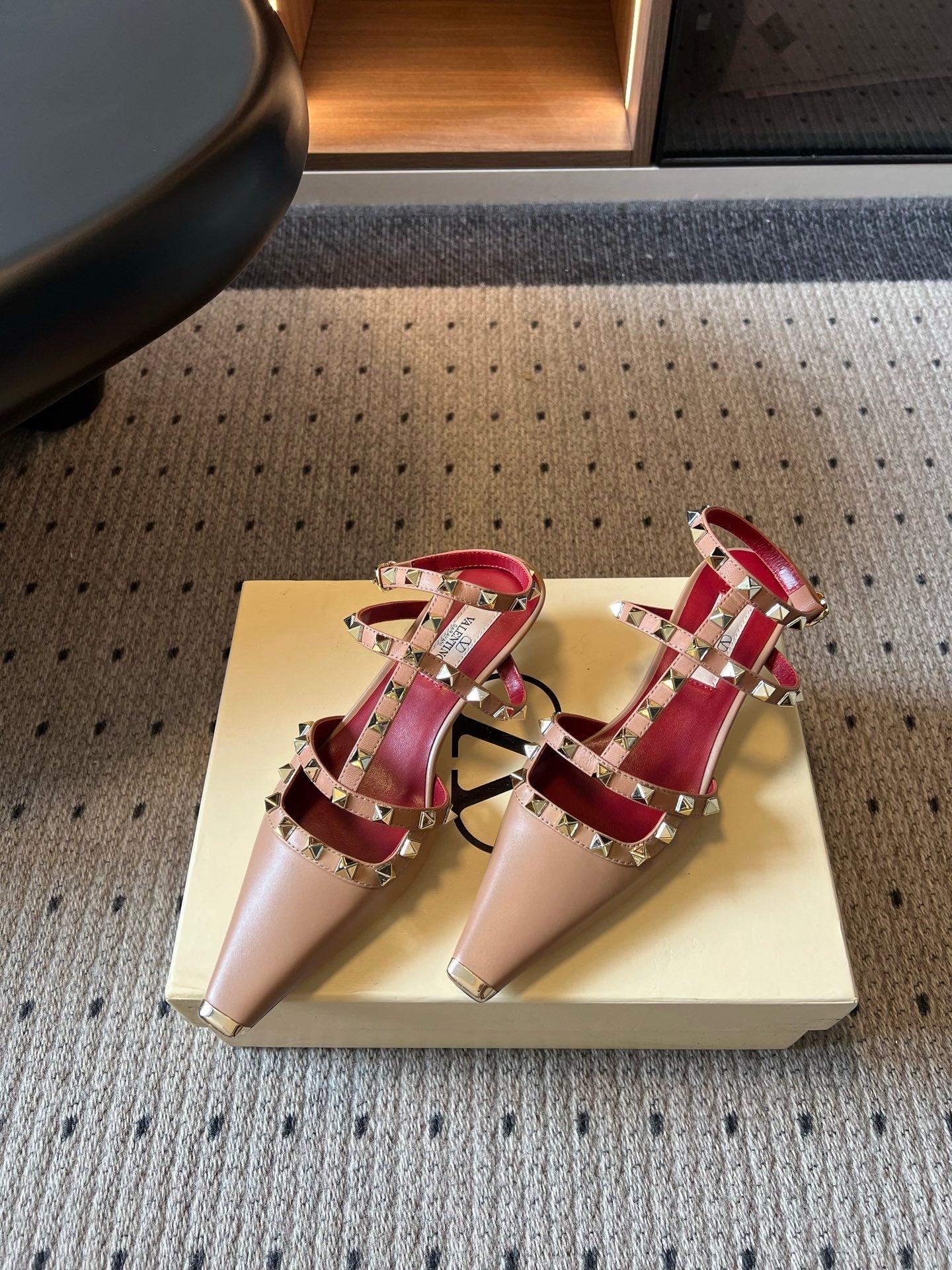VALENTINO 26S ROCKSTUD HIGH HEELS 40 MM IN LIGHT BEIGE CALFSKIN