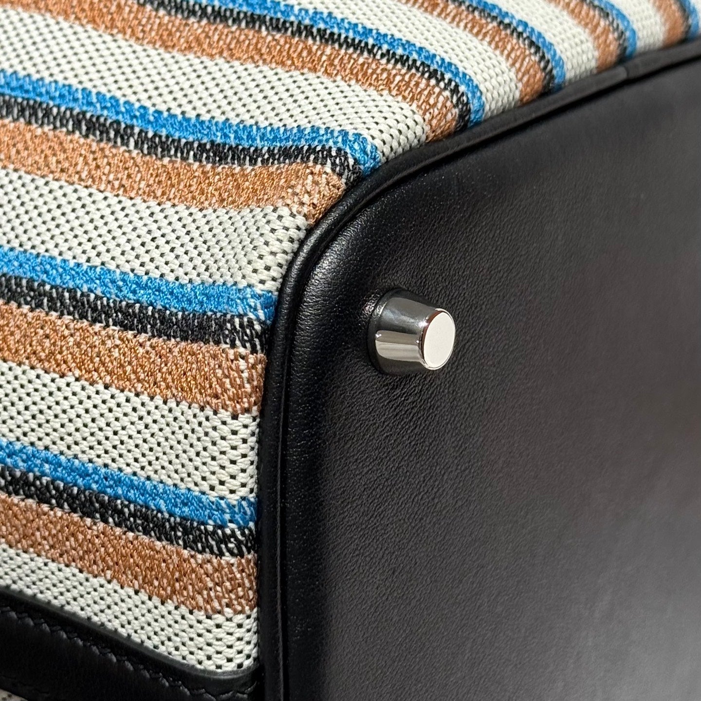 PICOTIN LOCK 18 BAG IN BLACK CALFSKIN ÉCRU/NOIR/FAUVE/NOIR/BLEU ZANZIBAR EMBROIDERY CANVAS