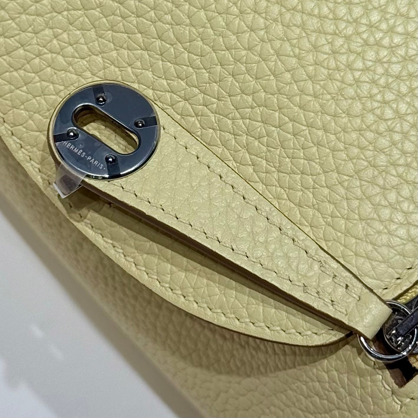 HERMES 25S MINI LINDY 19 IN PASTEL YELLOW CALFSKIN SILVER HARDWARE