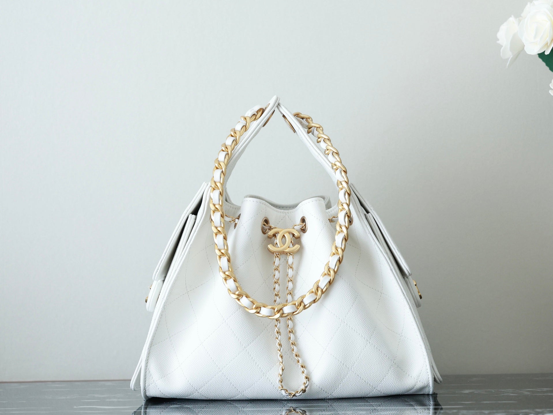 CHANEL 25S HOBO BAG 30 CM IN WHITE LAMBSKIN WITH GOLD HARDWARE