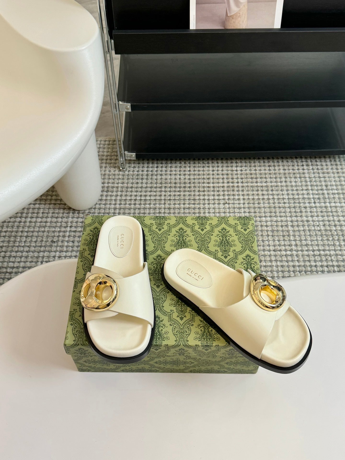 WOMEN'S SLIPPER IN WHITE CALFSKIN WITH GOLD HARDWARE