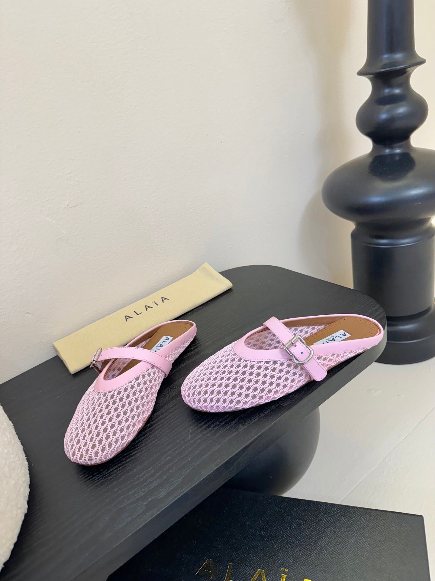 ALAIA FLAT MULES 25S IN BLUSH PINK WOVEN MESH