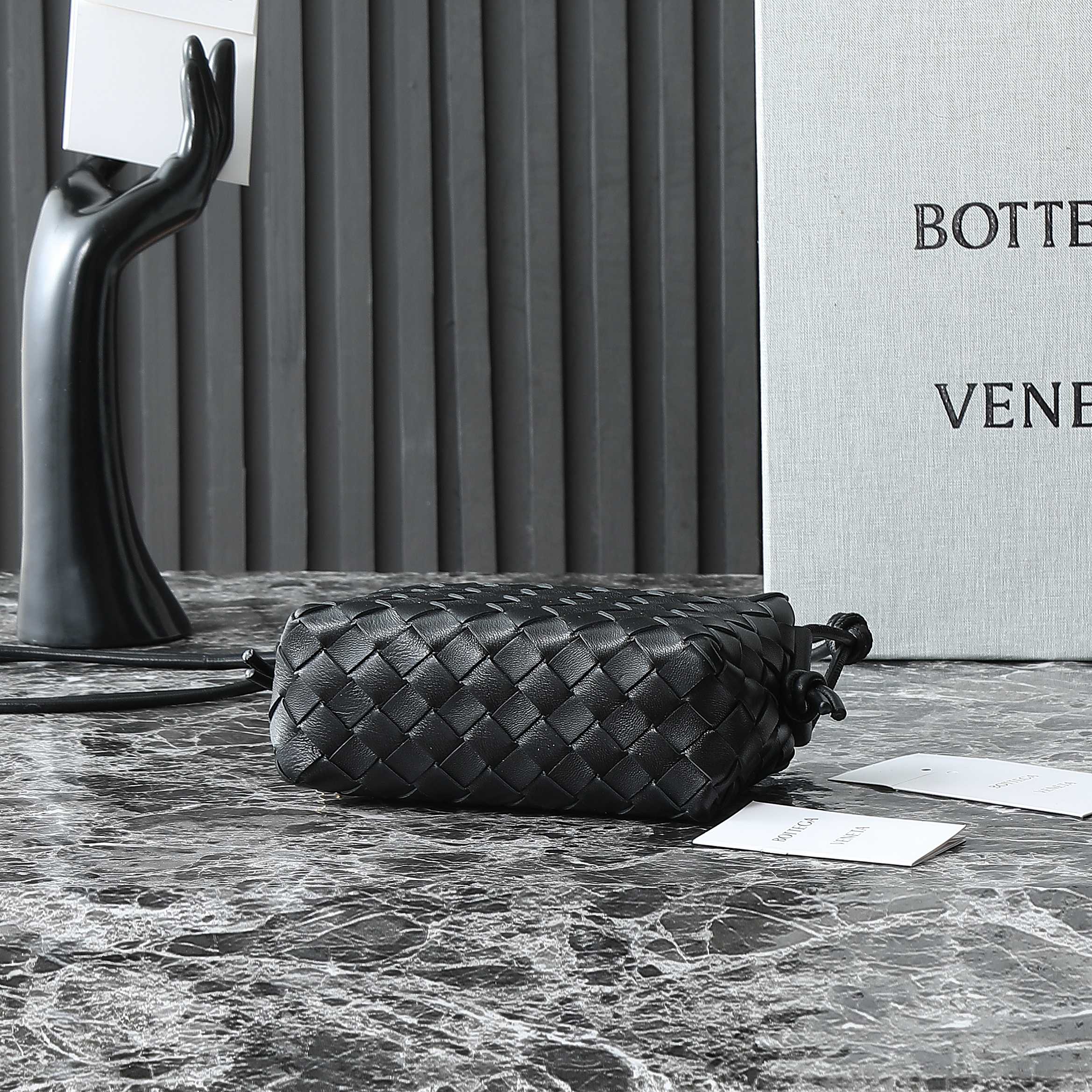 BV MINI LOOP 17CM BLACK CALFSKIN