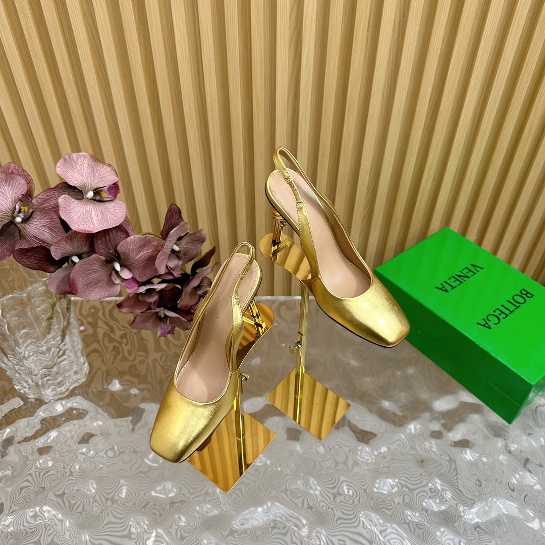 KNOT PUMP 9 CM IN GOLD CALFSKIN WITH GOLD FINISHED METAL HEEL