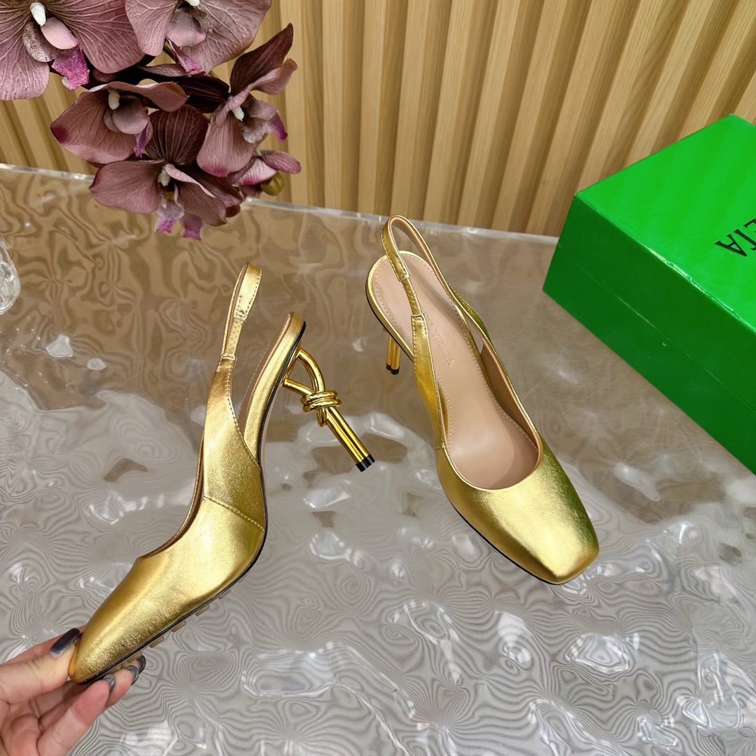 KNOT PUMP 9 CM IN GOLD CALFSKIN WITH GOLD FINISHED METAL HEEL