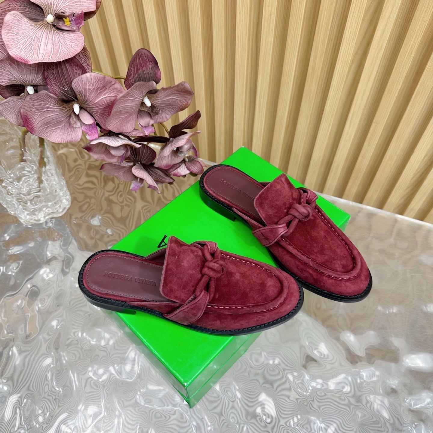 OPEN-BACK LOAFER REALISED IN GARNET RED SUEDE