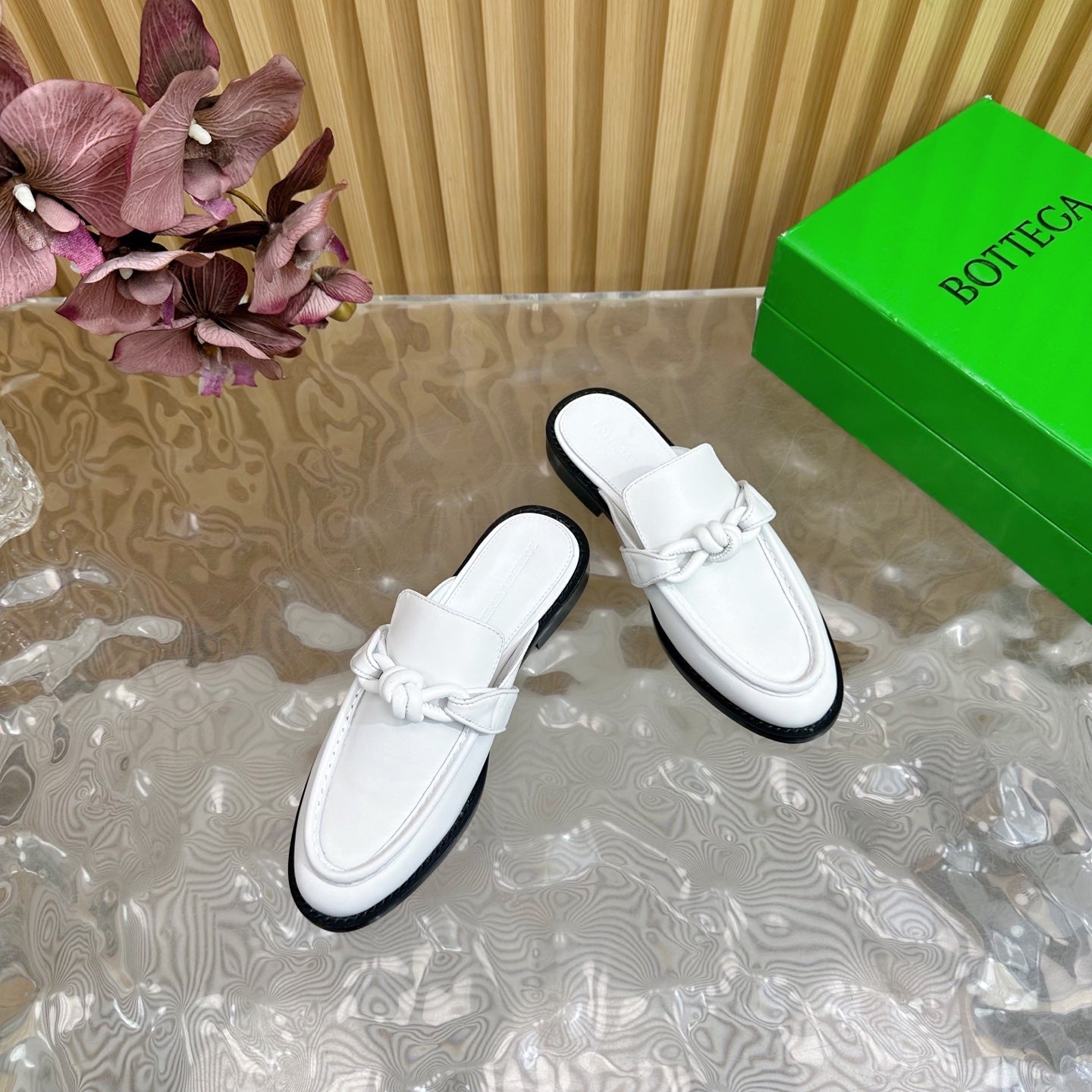 OPEN-BACK LOAFER REALISED IN WHITE SOLF CALFSKIN