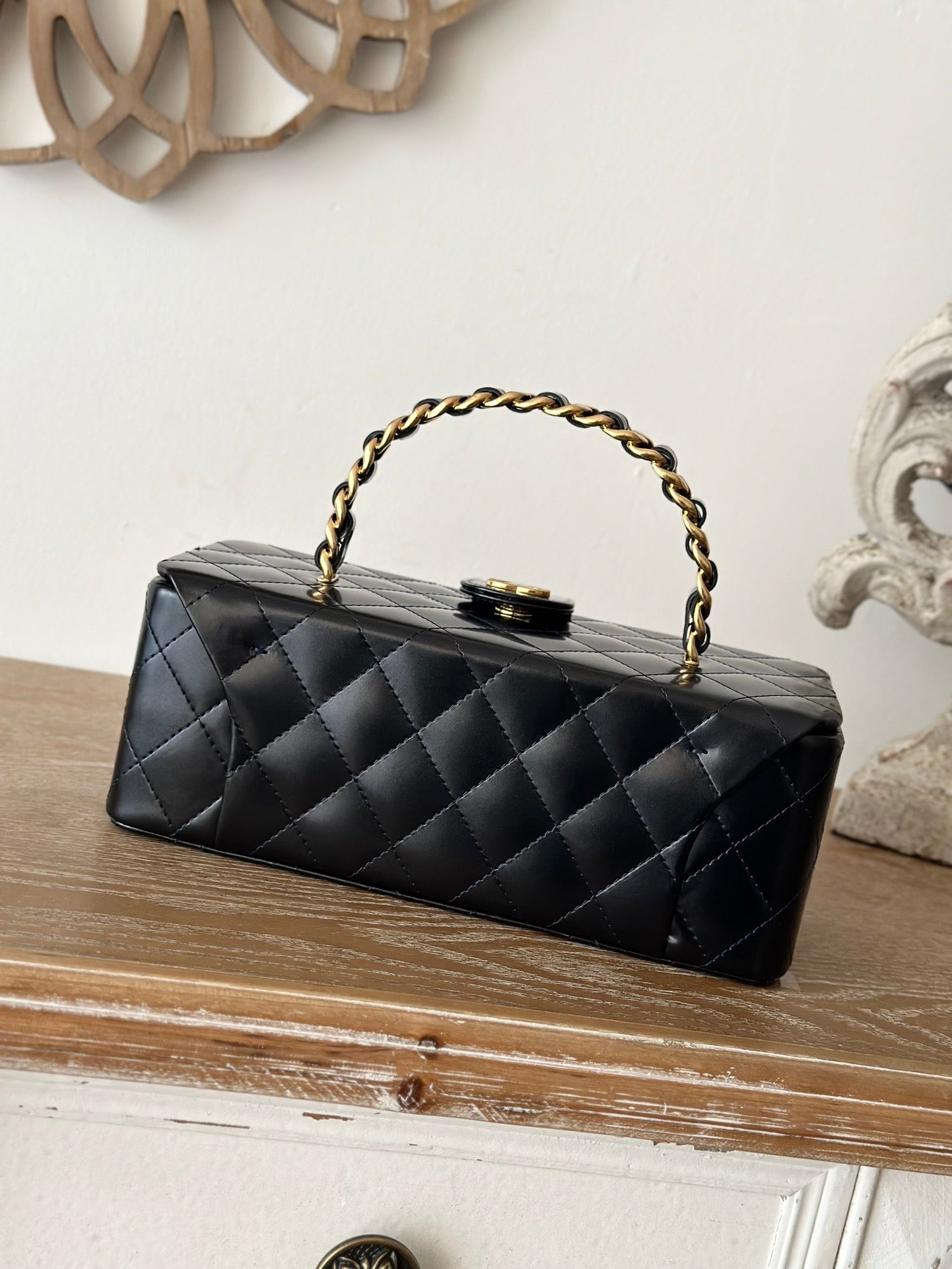 VINTAGE COSMETIC BAG 22 IN BLACK SHINY CALFSKIN GOLD HARDWARE