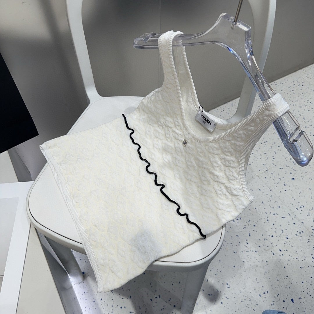 SLEEVELESS TOP 640633 IN WHITE COTTON RAISED LOGO