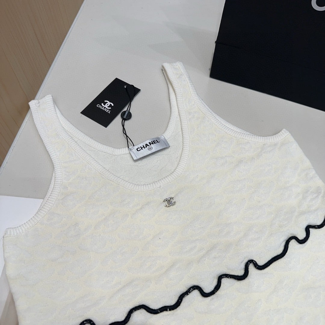 SLEEVELESS TOP 640633 IN WHITE COTTON RAISED LOGO