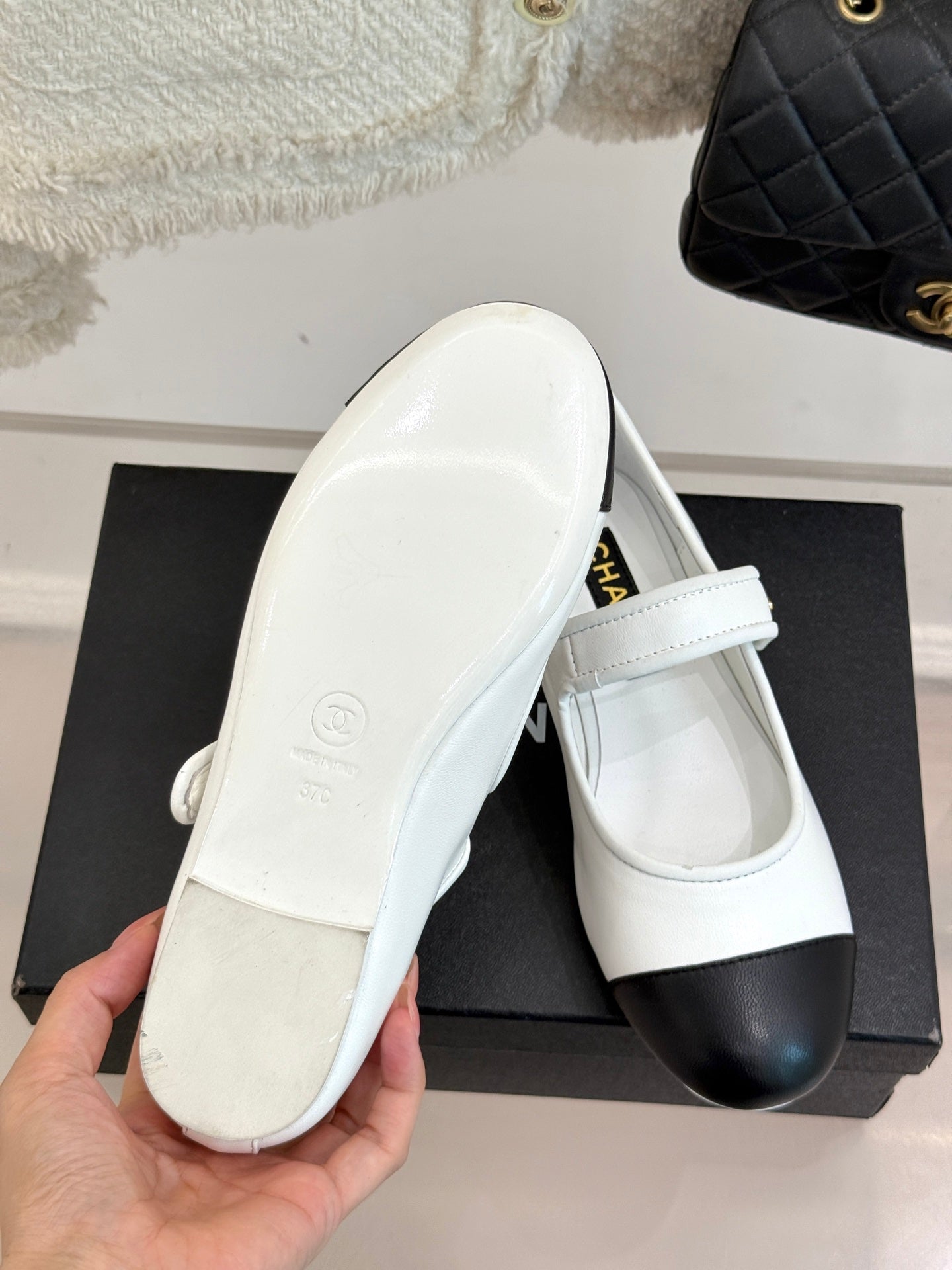 FLAT SHOES IN BLACK AND WHITE LAMBSKIN GOLD HARDWARE
