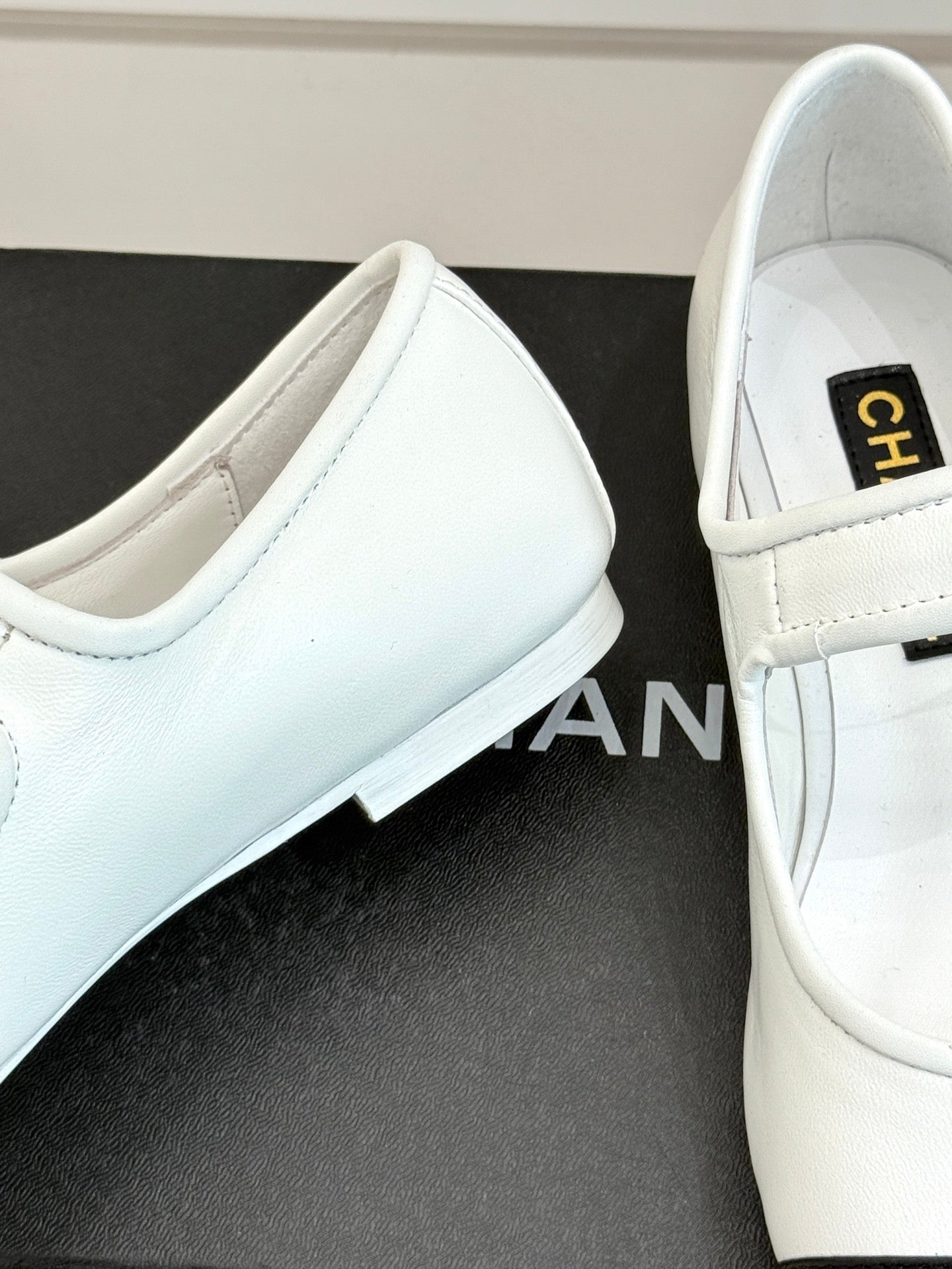 FLAT SHOES IN BLACK AND WHITE LAMBSKIN GOLD HARDWARE