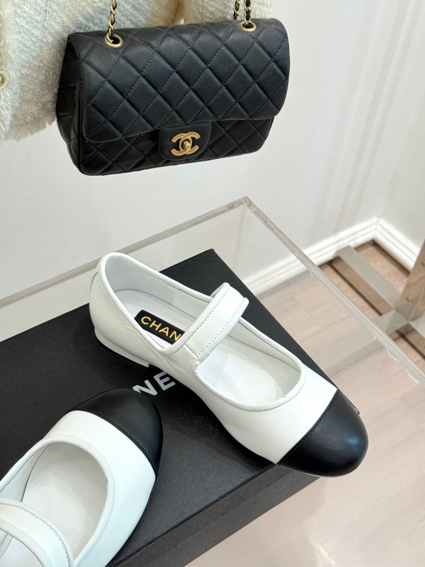 FLAT SHOES IN BLACK AND WHITE LAMBSKIN GOLD HARDWARE