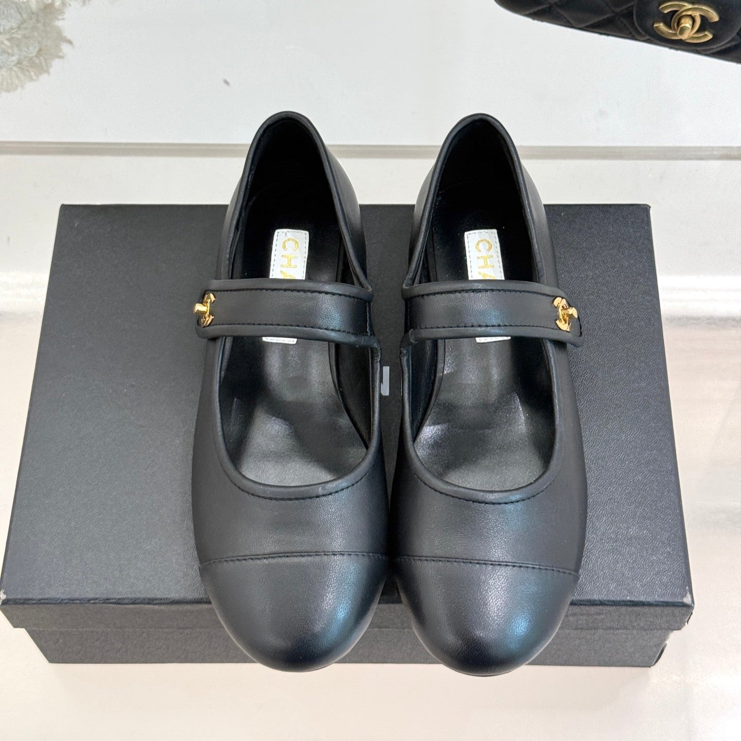 FLAT SHOES IN BLACK LAMBSKIN GOLD HARDWARE