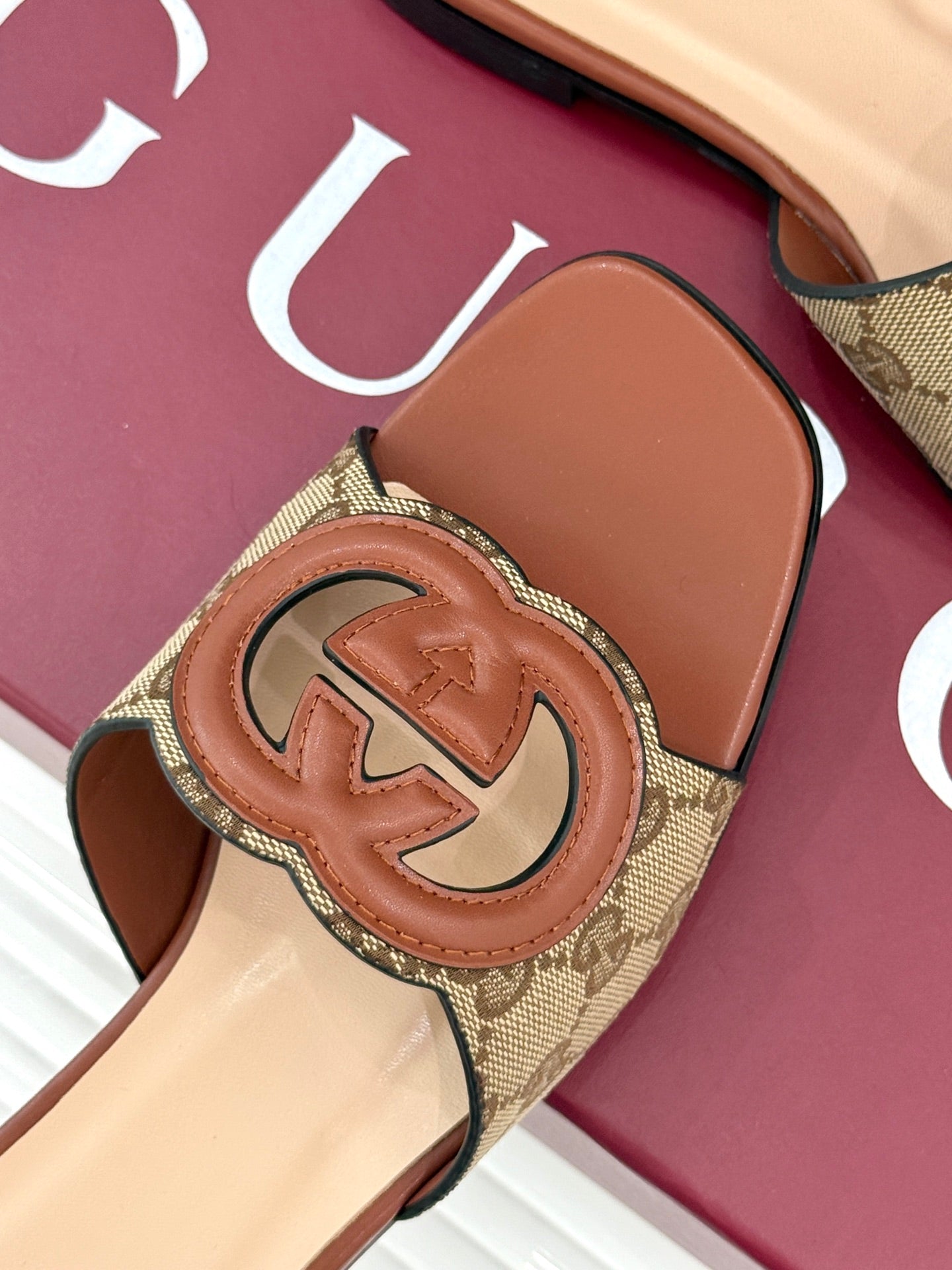 SLIDE SANDALS IN BURNT BROWN AND LIGHT BEIGE CALFSKIN